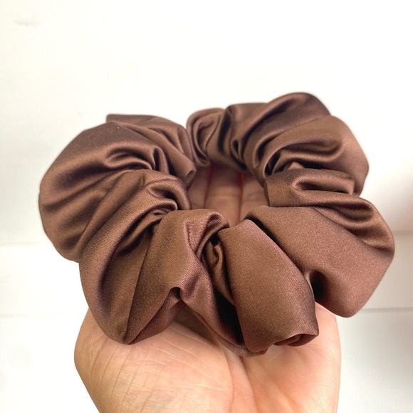 Chocolate scrunchie - Picture 2 of 3
